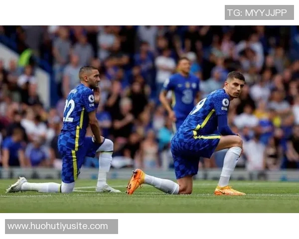 英超球员本周赛前首次单膝下跪共同反对种族歧视行动 英超球员本周赛前首次单膝下跪共同反对种族歧视行动